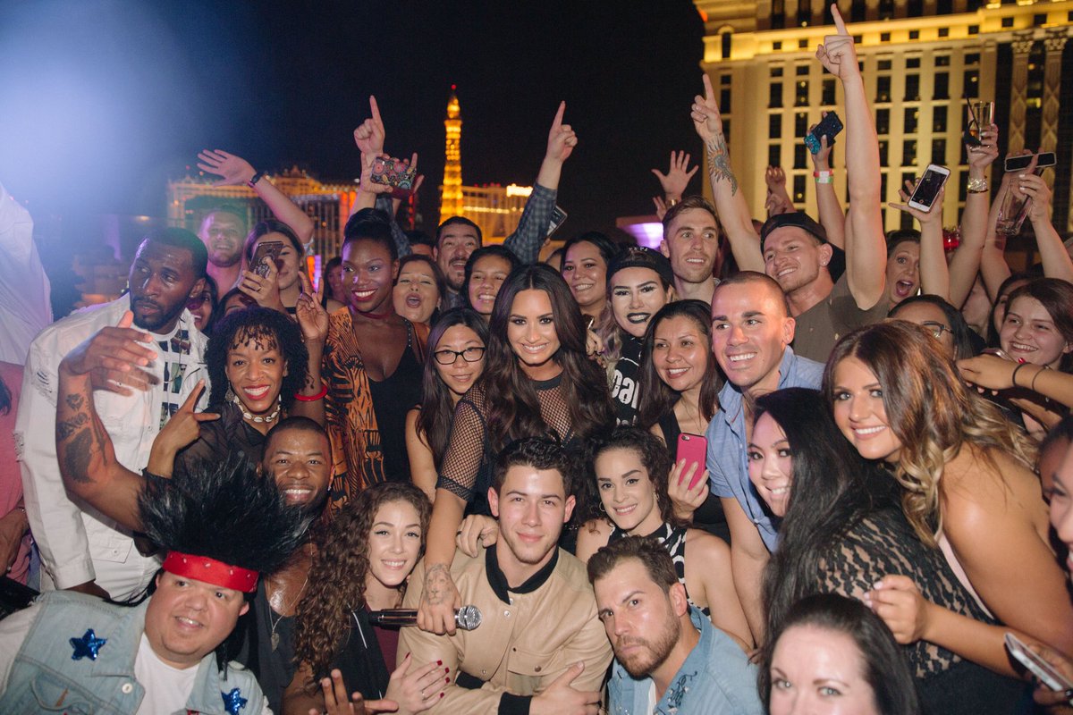 Vegas!! So much fun with you tonight ???? #SNSHouseParty https://t.co/uO6m8UbYAO https://t.co/YlNeFyGUlI