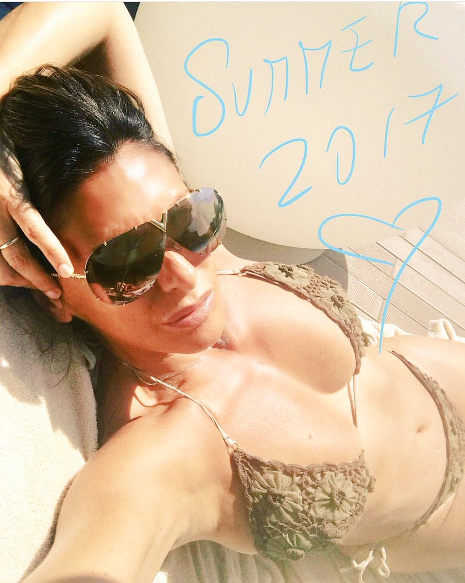 #love #SaturdayMornings #swimmingpool #estate #summertimelove #verano #relax #sun #FelizSábado #me #sabrinasalerno https://t.co/fwOmhLBXAO
