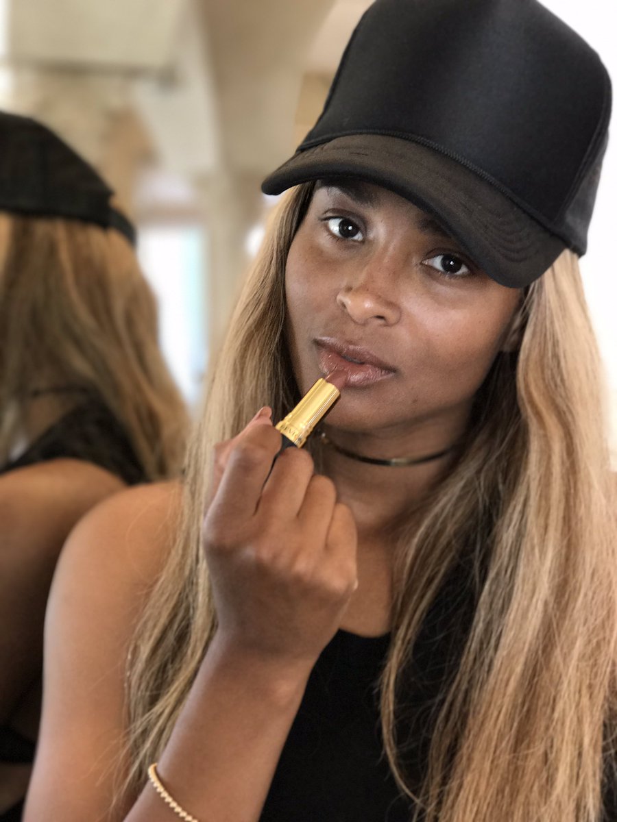 No make up kinda day, but this Mink lip color is just the right shade. @Revlon #ad https://t.co/B1RFUa9DSD