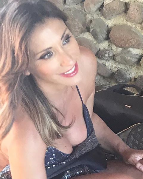 #backstage #photosession #shooting #verona???????? #picoftheday #sabrinasalerno #smile @Stefanie_Renoma https://t.co/QOP855AgUf