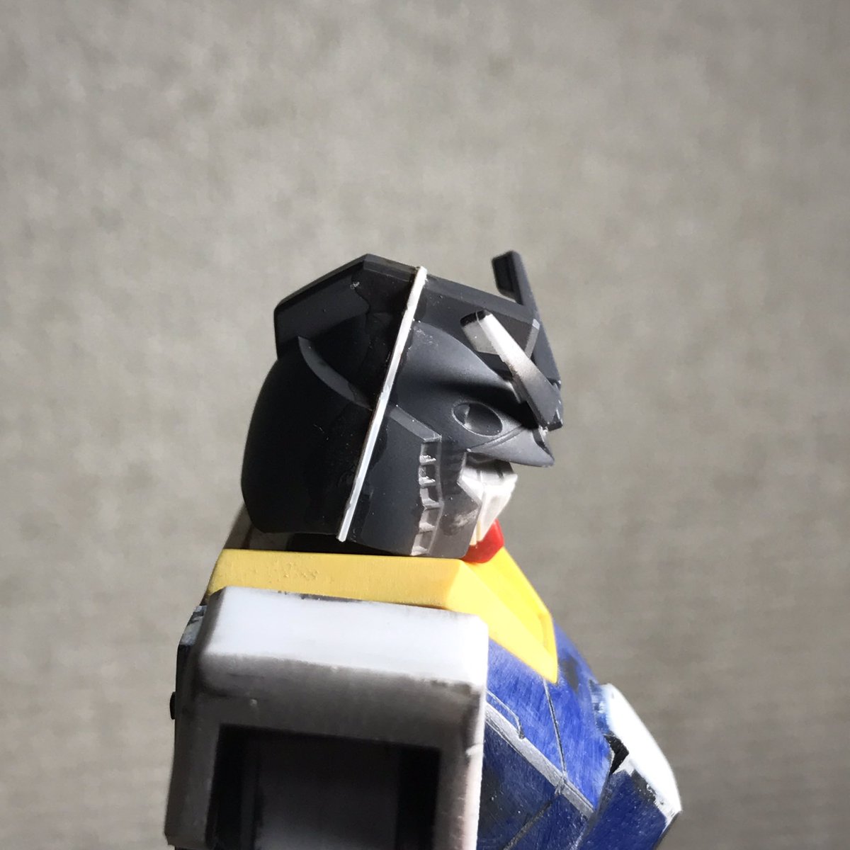 ガンダムさんの頭部を前後に0.5ミリ伸ばしました。顎が少し引けるようになった気がします。自己満足ですが。。。#ガンプラの ガンダムさんの頭部を前後に0.5ミリ伸ばしました。顎が少し引けるようになった気がします。自己満足ですが。。。#ガンプラの
