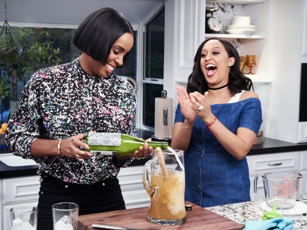 RT @FoodNetwork: .@TiaMowry & @KellyRowland are having a girl's night in coming up on #TiaMowryAtHome @ 10a|9c! https://t.co/2Kbi0f0yBw