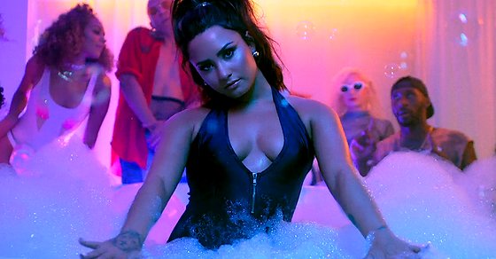 RT @fusetv: Watch @DDLovato savagely throw a killer pool party in the #SorryNotSorry video: https://t.co/bOlfPTW1Kn https://t.co/affjmeSINH