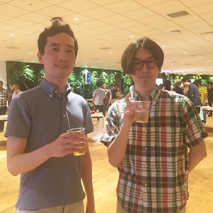 打ち上げの人の波から静かな場所を求めて移動してたら森見先生とばったり、というか吸い寄せられてました。森見先生の空気感、安 打ち上げの人の波から静かな場所を求めて移動してたら森見先生とばったり、というか吸い寄せられてました。森見先生の空気感、安
