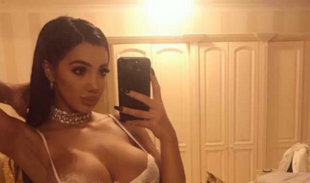 RT @TheSun: Busty Chloe Khan poses in lacy white undies and shows off tiny waist https://t.co/CE8REoEMqa https://t.co/GT5fMEtGuR