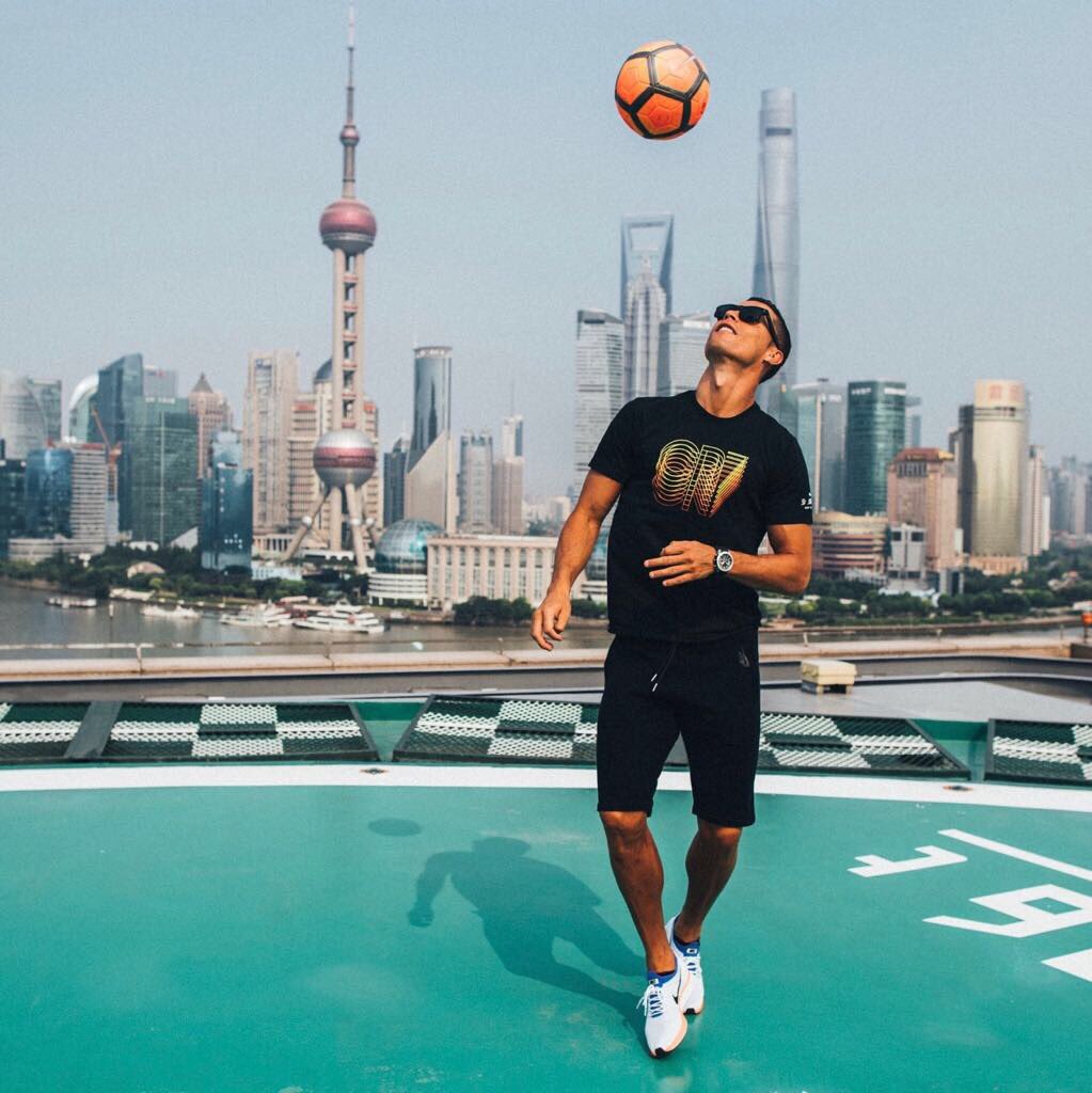 Hello China! I'm here for 3 days. Ready for brilliance.   ????  #CR7LIVE #Playfree https://t.co/jAcVKlT0aC