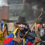 Au Venezuela, le jeune Wuilly Arteaga manifeste avec son violon Au Venezuela, le jeune Wuilly Arteaga manifeste avec son violon