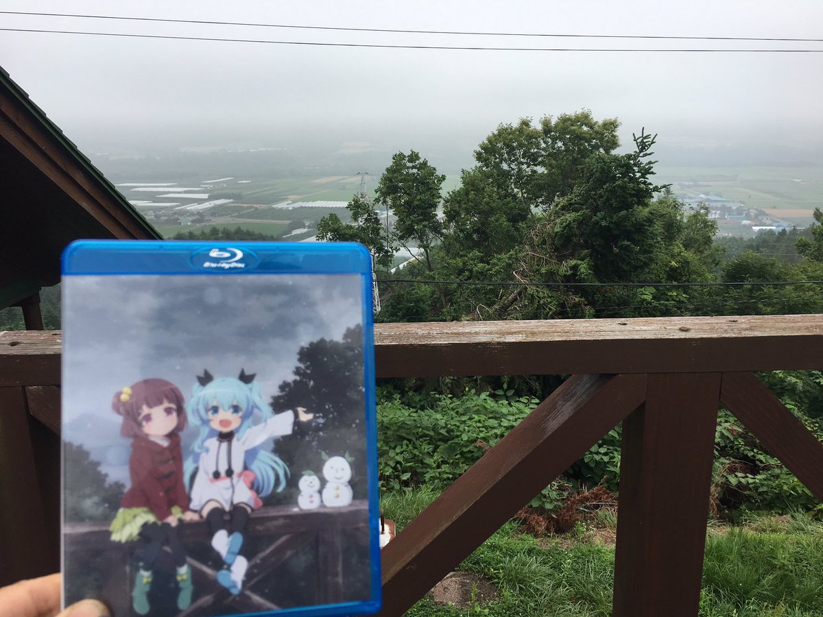 『天体のメソッド』BD6巻、1話ラストの印象的なシーンの舞台にもなった天文台の渡り廊下。手摺の向こうに見える針葉樹は今年 『天体のメソッド』BD6巻、1話ラストの印象的なシーンの舞台にもなった天文台の渡り廊下。手摺の向こうに見える針葉樹は今年