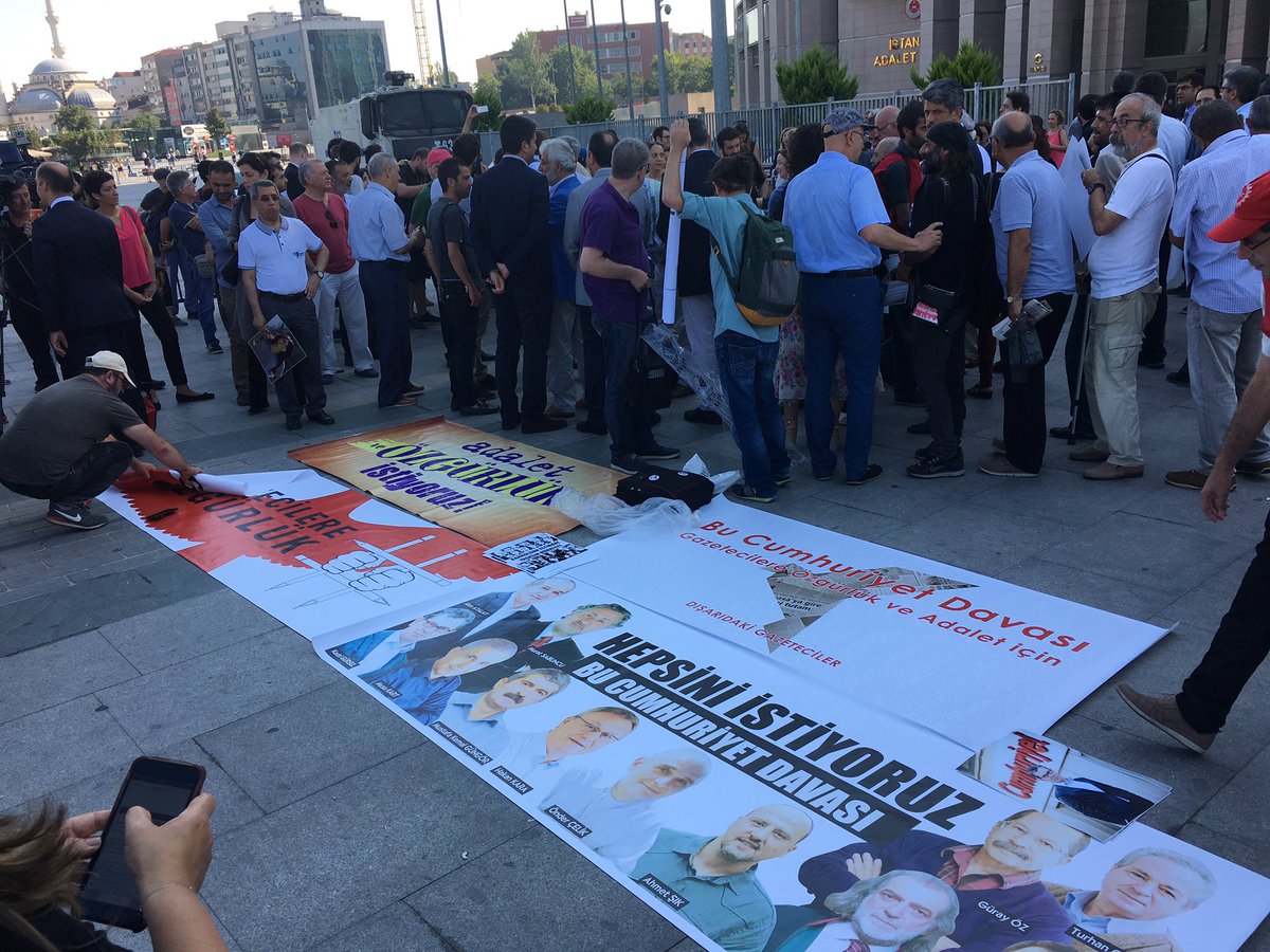 Redan mycket folk på plats för att stötta de 17 journalister som ställs inför rätta idag i Turkiet. 