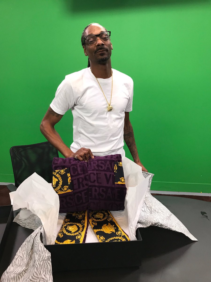 shoutout to @ClawsTNT blessin big snoop wit the dope robe ???????? https://t.co/fGLdZnvRmg