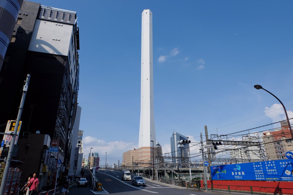 豊島清掃工場1999年、池袋マンモスプールの跡地に建設される。煙突の高さは210mで、都内の工場煙突としては最も高い。新 豊島清掃工場1999年、池袋マンモスプールの跡地に建設される。煙突の高さは210mで、都内の工場煙突としては最も高い。新