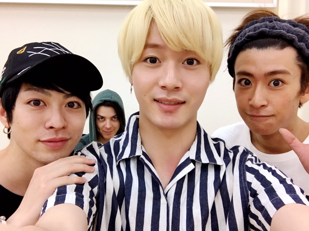 ナンバカの稽古して来ました☺️懐かしい3人でパシャ❗️休憩時間自然と集まってわいわい。ほんまに幸せ😝原点やな🤔後ろには六 ナンバカの稽古して来ました☺️懐かしい3人でパシャ❗️休憩時間自然と集まってわいわい。ほんまに幸せ😝原点やな🤔後ろには六