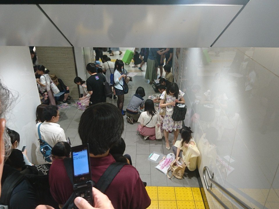 プリスト前なんだこれなんでこいつら人が通る場所で座り込んで缶バッジ広げてんの? プリスト前なんだこれなんでこいつら人が通る場所で座り込んで缶バッジ広げてんの?
