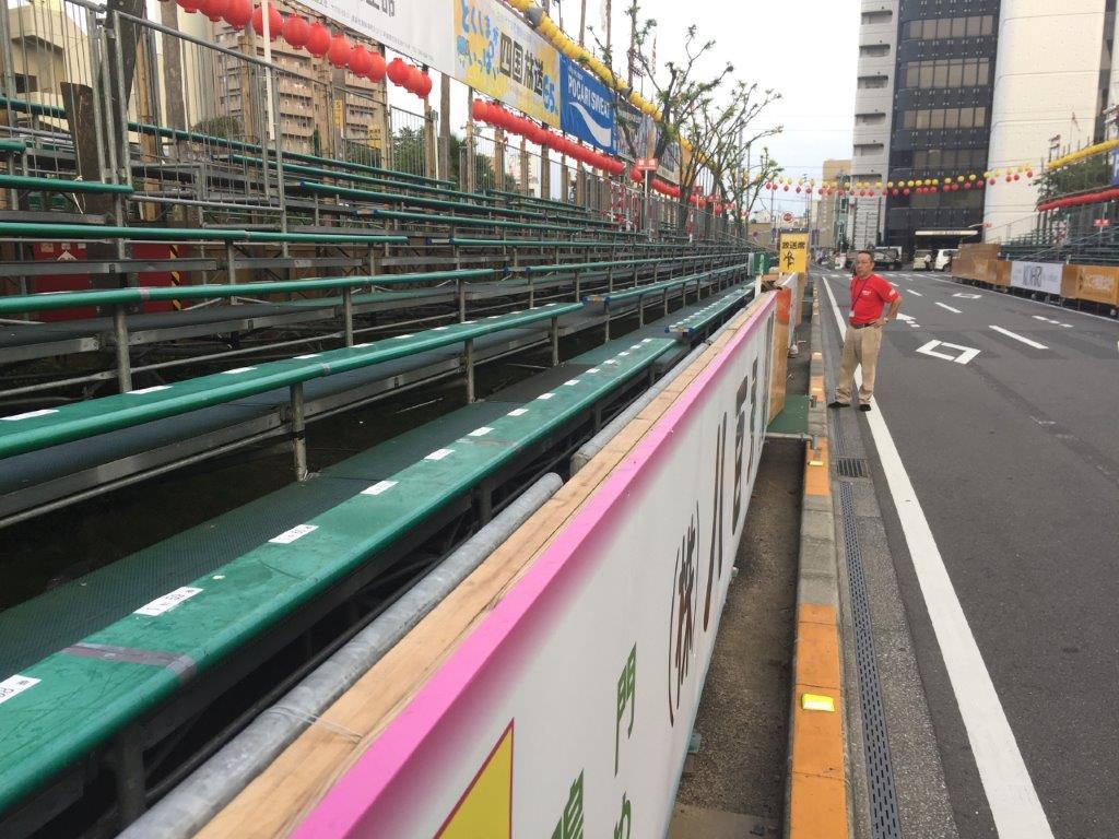 阿波おどり情報:市役所前演舞場②特別席は画像のピンクのラインがある最前列になります。まさに特別席。今、赤い服を着た男性の 阿波おどり情報:市役所前演舞場②特別席は画像のピンクのラインがある最前列になります。まさに特別席。今、赤い服を着た男性の