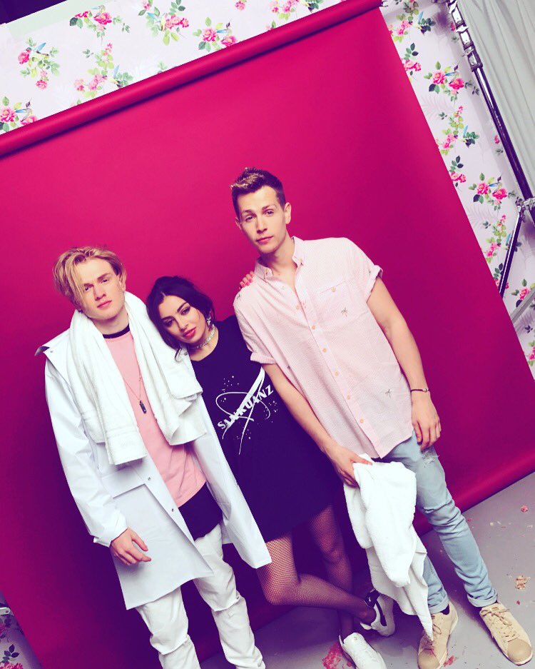 RT @TheVampsJames: From the set of @charli_xcx 's video for #Boys https://t.co/DUngeMqXX5