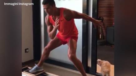 Cristiano Ronaldo si mantiene in forma con gli affondi