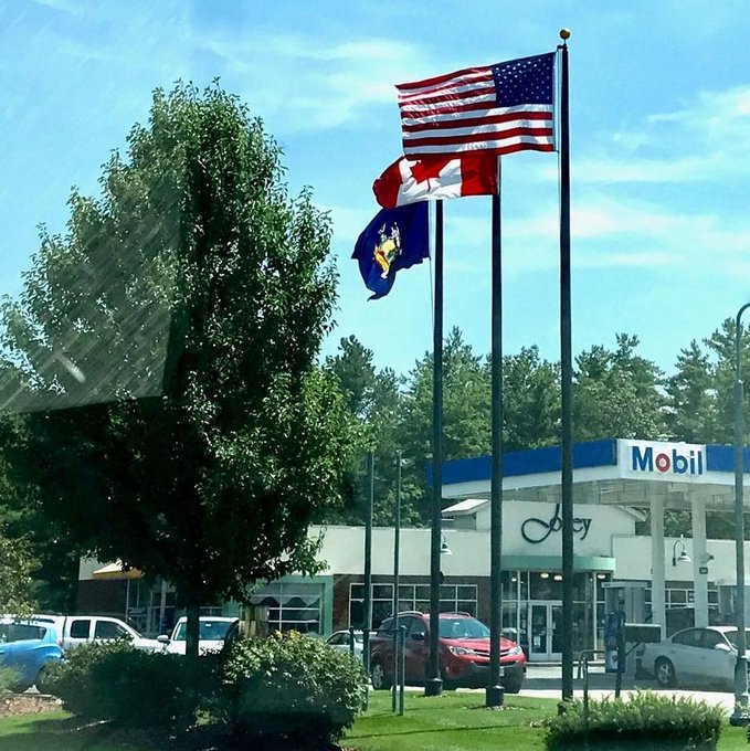 #Mobil flying #Canada #NewYork #USFlag #Flags #Flagpoles #BlackAnodizedFlagpoles #30'ExternalFlagpoles https://t.co/BXJopzbINm https://t.co/9R0sZ4gI7y