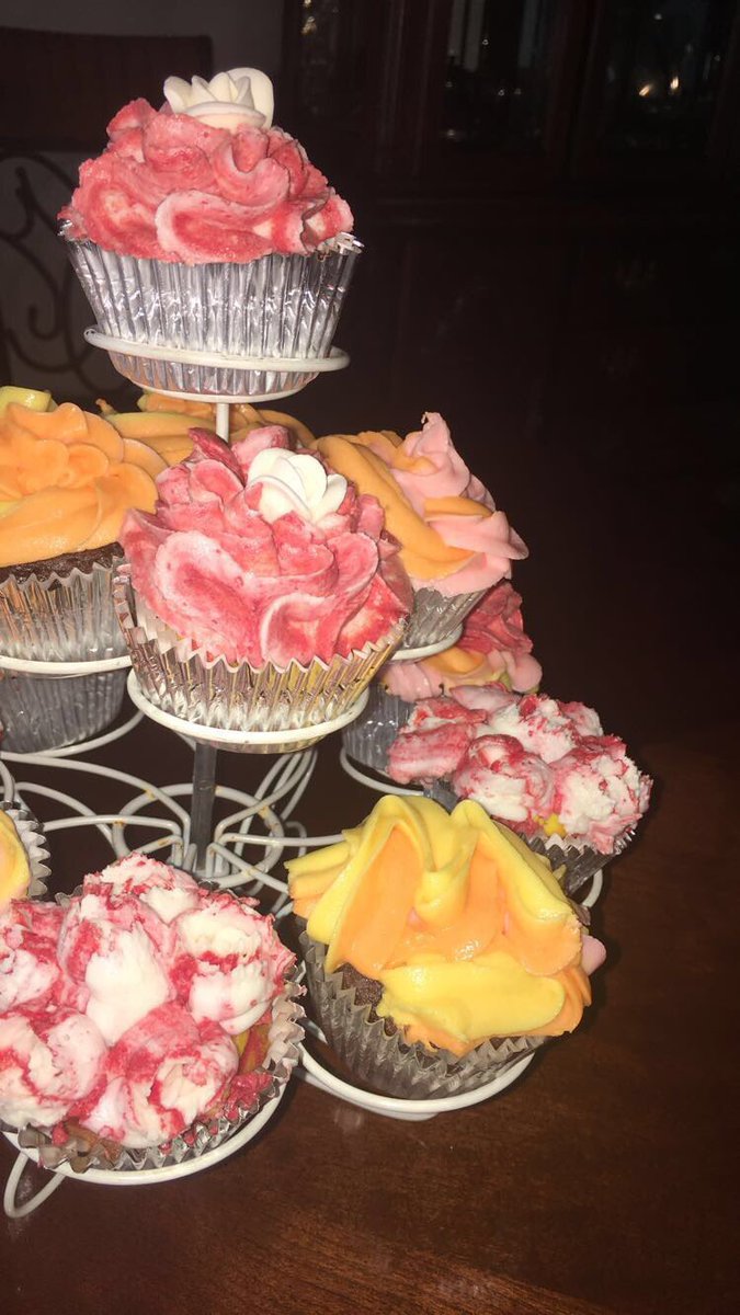 Cupcakes for everyone!!  #FridayFeeling #TatesBakes https://t.co/XK7M3IOuNp