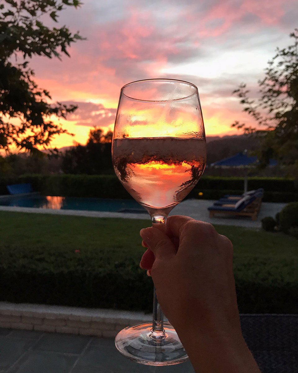 Cheers to the weekend! ???????????? #TGIF #SummerNights https://t.co/VZNtIVUBFy