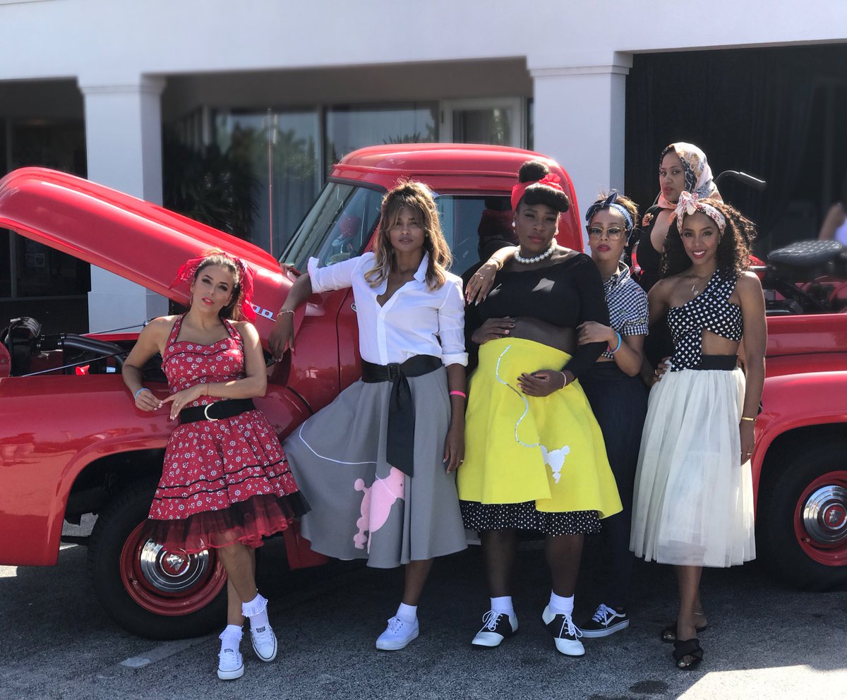 That's 1 Fly Mamma 2 Be In The Middle! ????????#Girls @SerenaWilliams 50's Baby Shower. #ShakeRattleRoll2017 https://t.co/4QdhG1XPQ6