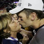 New England Patriots give Tom Brady's mom, Galynn, her own Super Bowl LI ring (report) New England Patriots give Tom Brady's mom, Galynn, her own Super Bowl LI ring (report)
