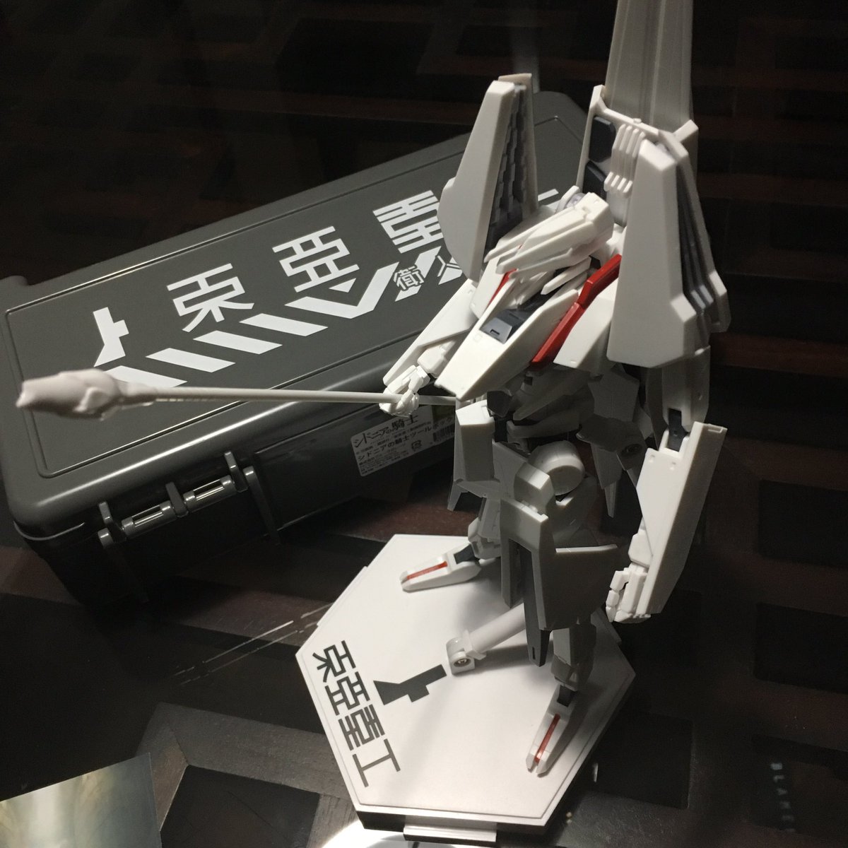 ペイントしてないので寂しいかぎりですがひとまずパチ組完了。スミ入れデカールはまた後日。東亜重工のロゴ入りベースがうれしい ペイントしてないので寂しいかぎりですがひとまずパチ組完了。スミ入れデカールはまた後日。東亜重工のロゴ入りベースがうれしい