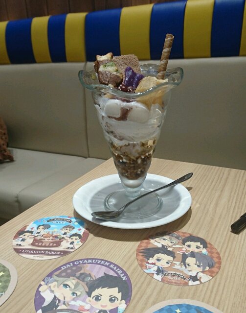 シメはもちろん、漱石さんのパフェ。よく見ると、ワガハイ型三色クッキーが乗っているのですが、絶妙にチョコケーキに溶けこんで シメはもちろん、漱石さんのパフェ。よく見ると、ワガハイ型三色クッキーが乗っているのですが、絶妙にチョコケーキに溶けこんで
