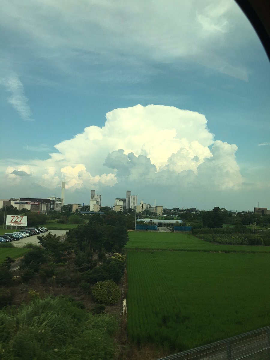 ラピュタに出てくる雲みたい。あの下はかなりの雨なんやろな(笑) ラピュタに出てくる雲みたい。あの下はかなりの雨なんやろな(笑)