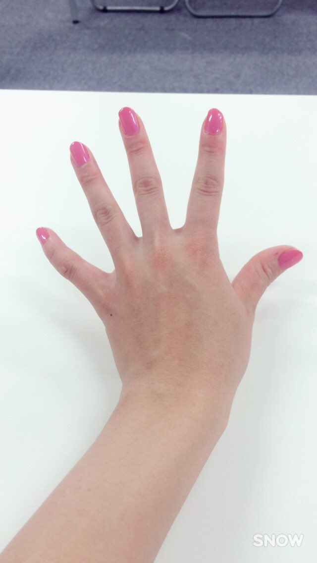 おはよーございます♪今日も朝から撮影!久しぶりにマニキュア塗ったの♪ピンクで可愛い♡さながらセーラームーンの変身シーンの おはよーございます♪今日も朝から撮影!久しぶりにマニキュア塗ったの♪ピンクで可愛い♡さながらセーラームーンの変身シーンの