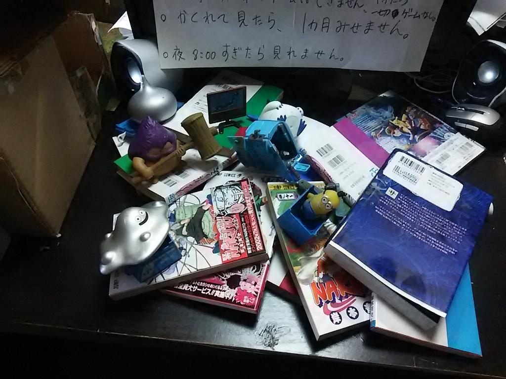 夏休みで暇な息子さんは仕事部屋で、机の上で町や戦闘シーンを作っては壊すを繰り返してます。まったく「となりの関くん」状態で 夏休みで暇な息子さんは仕事部屋で、机の上で町や戦闘シーンを作っては壊すを繰り返してます。まったく「となりの関くん」状態で
