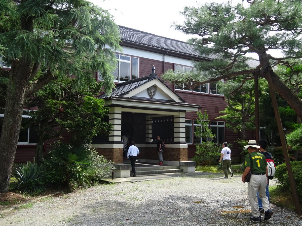 田中小学校(旧校舎)の見学会にて。県内外から20名近くが参加。主催:おおかみこどもの花の家。協力:滑川市教育委員会。 田中小学校(旧校舎)の見学会にて。県内外から20名近くが参加。主催:おおかみこどもの花の家。協力:滑川市教育委員会。