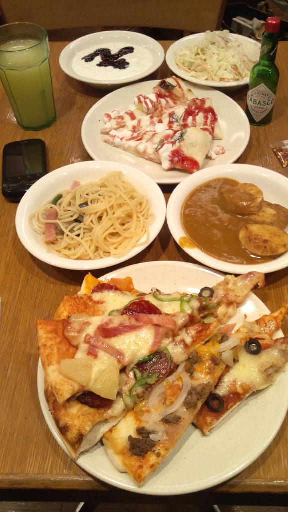 七つの大罪コラボで毎日大行列!ピザ食べ放題のシェーキーズ、やっと入れたよ『メリオダスのバーガーピザ』レタスシャキシャキで 七つの大罪コラボで毎日大行列!ピザ食べ放題のシェーキーズ、やっと入れたよ『メリオダスのバーガーピザ』レタスシャキシャキで