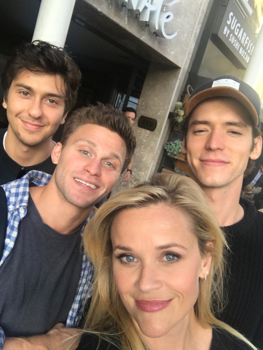 Hanging with my @HomeAgain_Movie guys! https://t.co/S6iAtWQksg