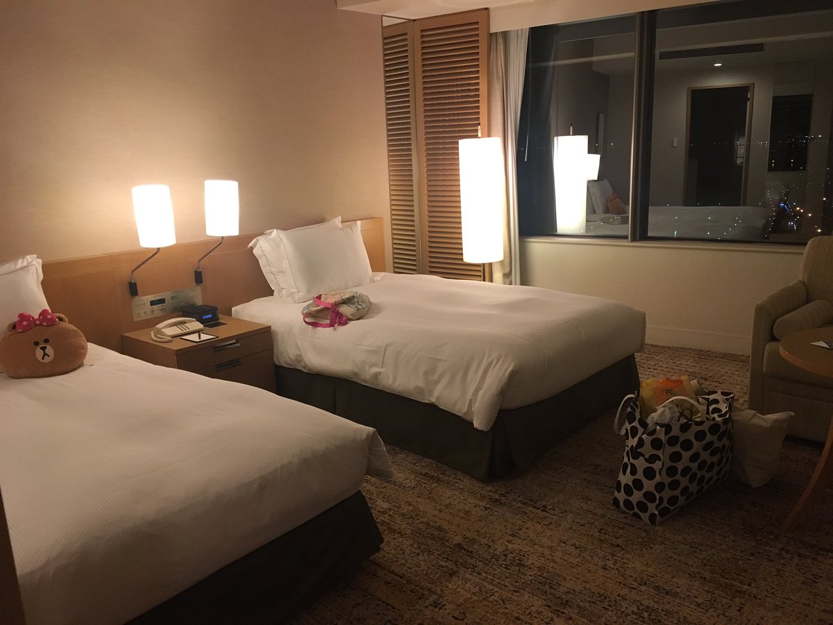 ホテルの部屋のドアを外からピンポン連打&ガンガン蹴られるという恐怖体験をした結果、お部屋がランクアップしました🤔すんごい ホテルの部屋のドアを外からピンポン連打&ガンガン蹴られるという恐怖体験をした結果、お部屋がランクアップしました🤔すんごい