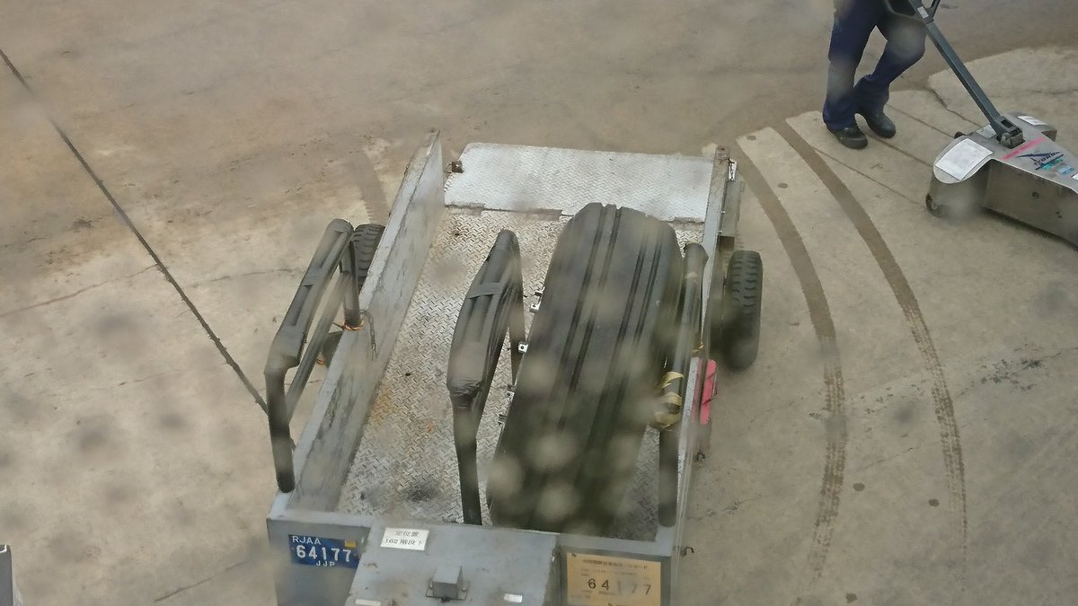 だがしかし、タイヤ磨耗により乗客を乗せたままタイヤ交換。飛行機に乗ることは数あれど、自分にとっては初めての遅延理由。交換 だがしかし、タイヤ磨耗により乗客を乗せたままタイヤ交換。飛行機に乗ることは数あれど、自分にとっては初めての遅延理由。交換