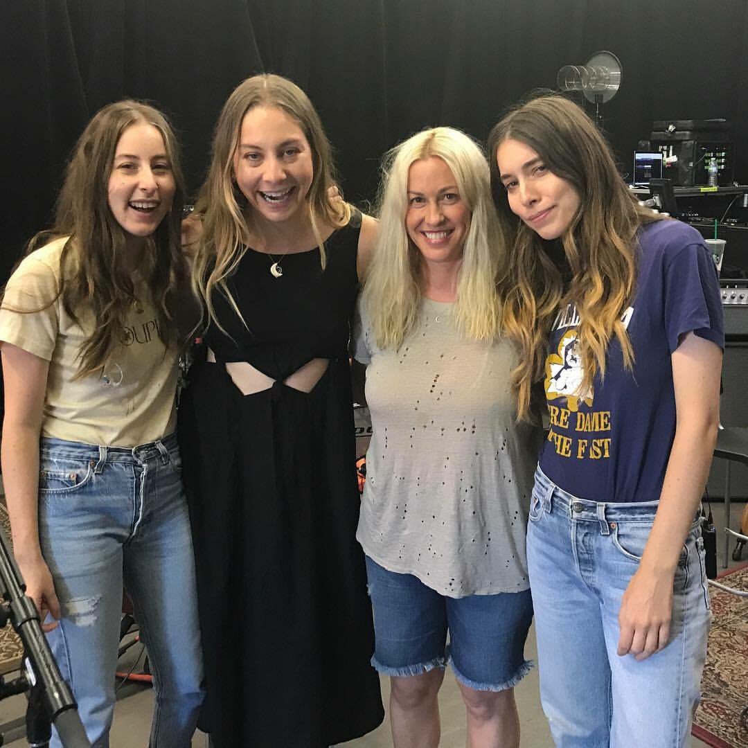 sisters from another mutha #HAIM ❤️❤️❤️❤️ https://t.co/EOi3YCoglF