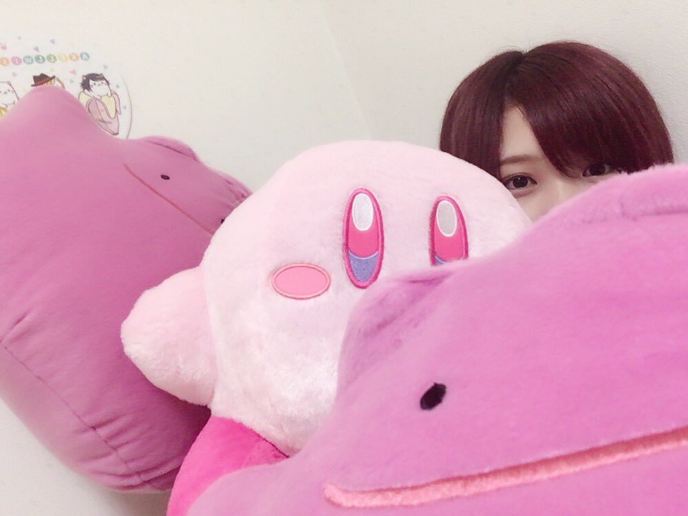 ちょっと昨日は詩音くんの本気を出しすぎたのでここらでぬいぐるみに埋もれる詩音くんを挟んでおきましょう3つ持って自撮りする ちょっと昨日は詩音くんの本気を出しすぎたのでここらでぬいぐるみに埋もれる詩音くんを挟んでおきましょう3つ持って自撮りする