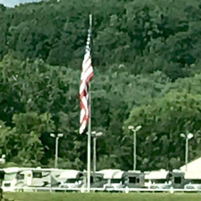 #US Flag marking the spot where a fleet of #motorhomes are ready to see the country and other great flag displays.… https://t.co/ZJ4SA8m5xW https://t.co/XQ7Mv5moQA