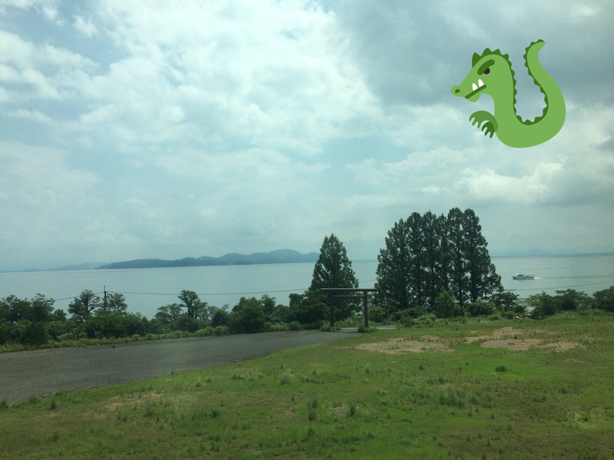 曇天に笑う思い出すので毎回琵琶湖通るときは写真撮る🙂いい感じに鳥居写ってくれた⛩ 曇天に笑う思い出すので毎回琵琶湖通るときは写真撮る🙂いい感じに鳥居写ってくれた⛩
