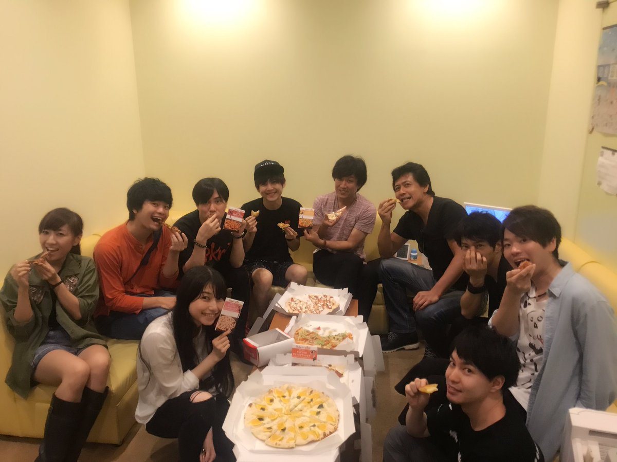 なんと!七つの大罪とコラボ中のシェーキーズさんから収録現場にコラボピザの差し入れが!キャスト&スタッフ皆でいただ なんと!七つの大罪とコラボ中のシェーキーズさんから収録現場にコラボピザの差し入れが!キャスト&スタッフ皆でいただ