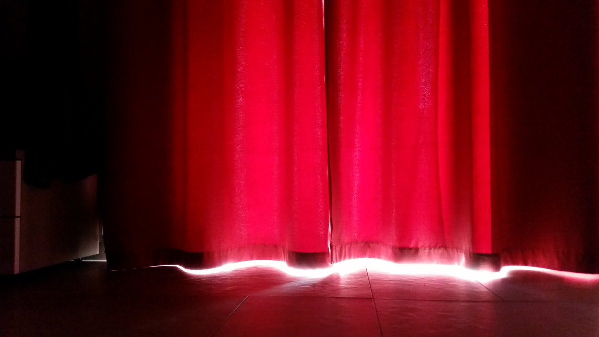 instantané lumière derrière le rideau rouge ! #cartepostale #sicilia ... instantané lumière derrière le rideau rouge ! #cartepostale #sicilia ...