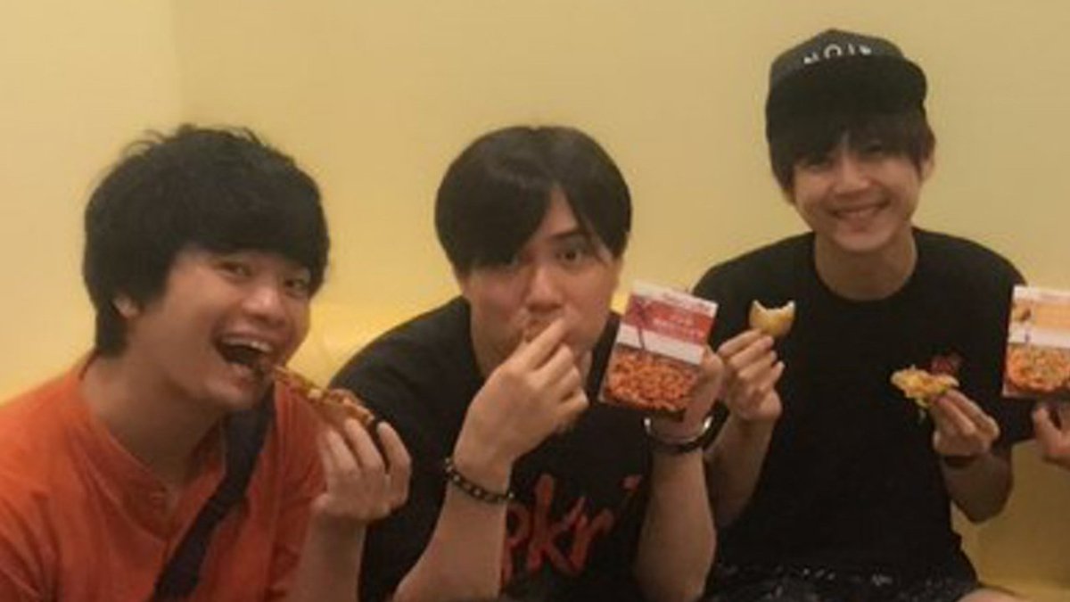 美味しそう☺️🍕大罪メンバーと十戒メンバーが仲良くピザ会!?梶裕貴さん、鈴木達央さんら『七つの大罪』キャストが笑顔でピザ 美味しそう☺️🍕大罪メンバーと十戒メンバーが仲良くピザ会!?梶裕貴さん、鈴木達央さんら『七つの大罪』キャストが笑顔でピザ