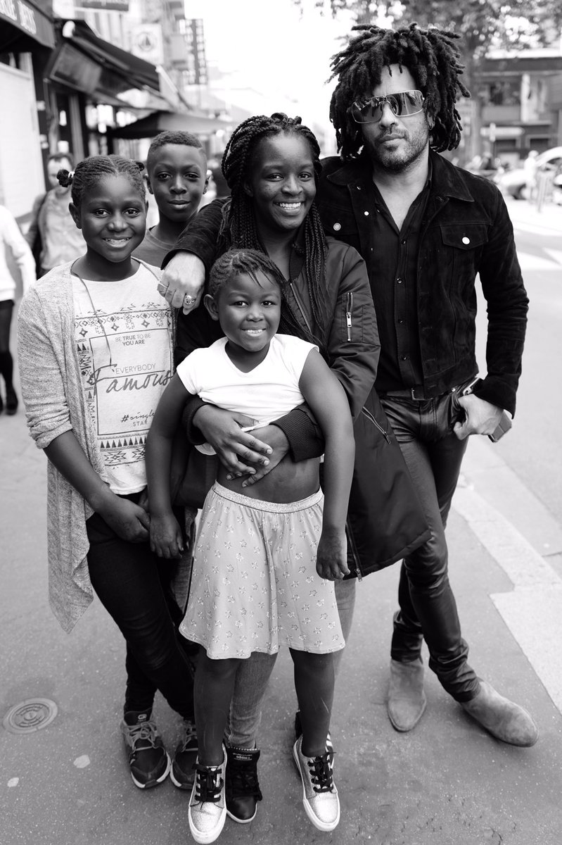 Blessed to spend a moment with this beautiful family I met at the flea market today. ????: @candyTman https://t.co/xUzkebYRru