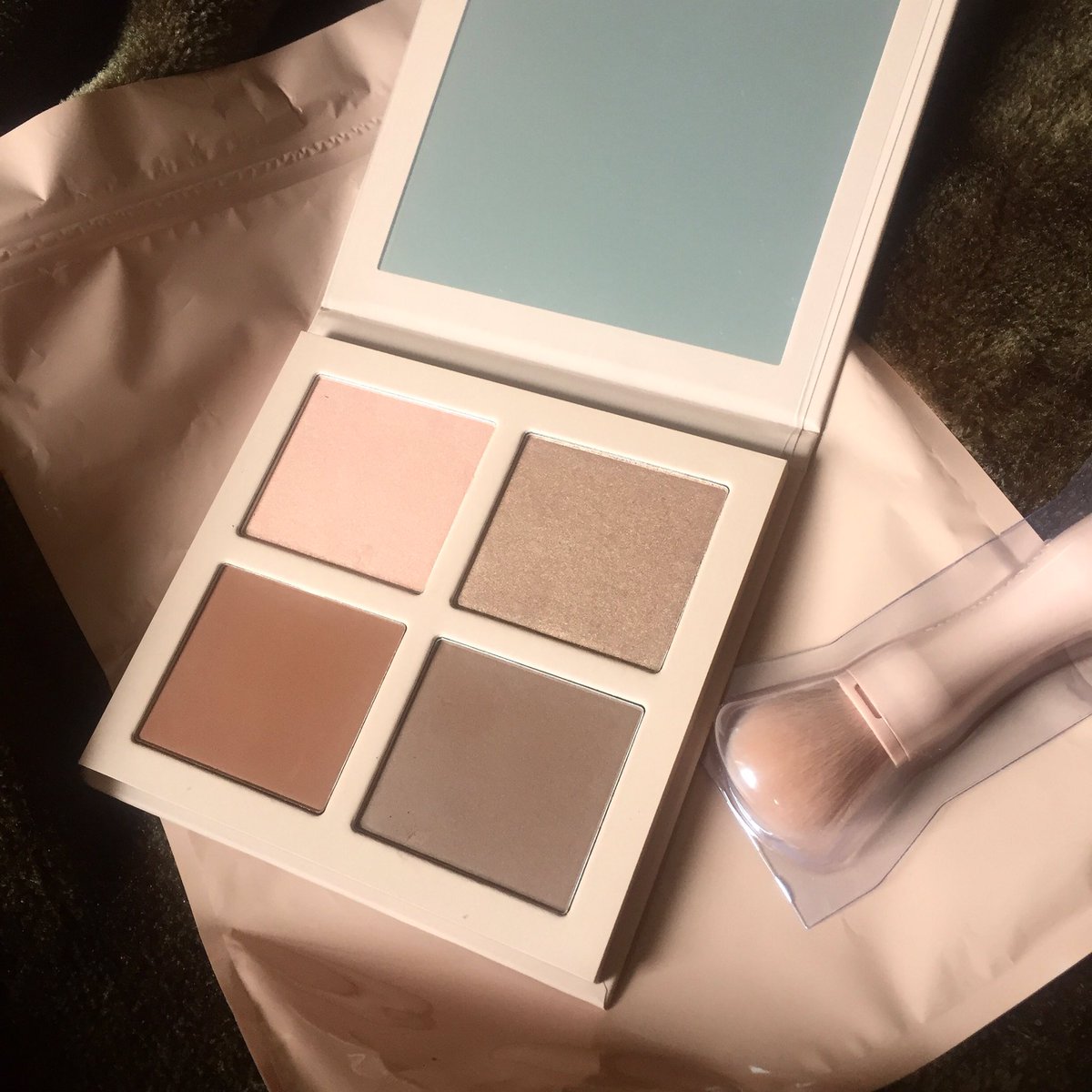 RT @SamiaJoyce92: @kkwbeauty finally got my contour kit ???? Dark/Deep Dark https://t.co/H6vVSs0Q0o