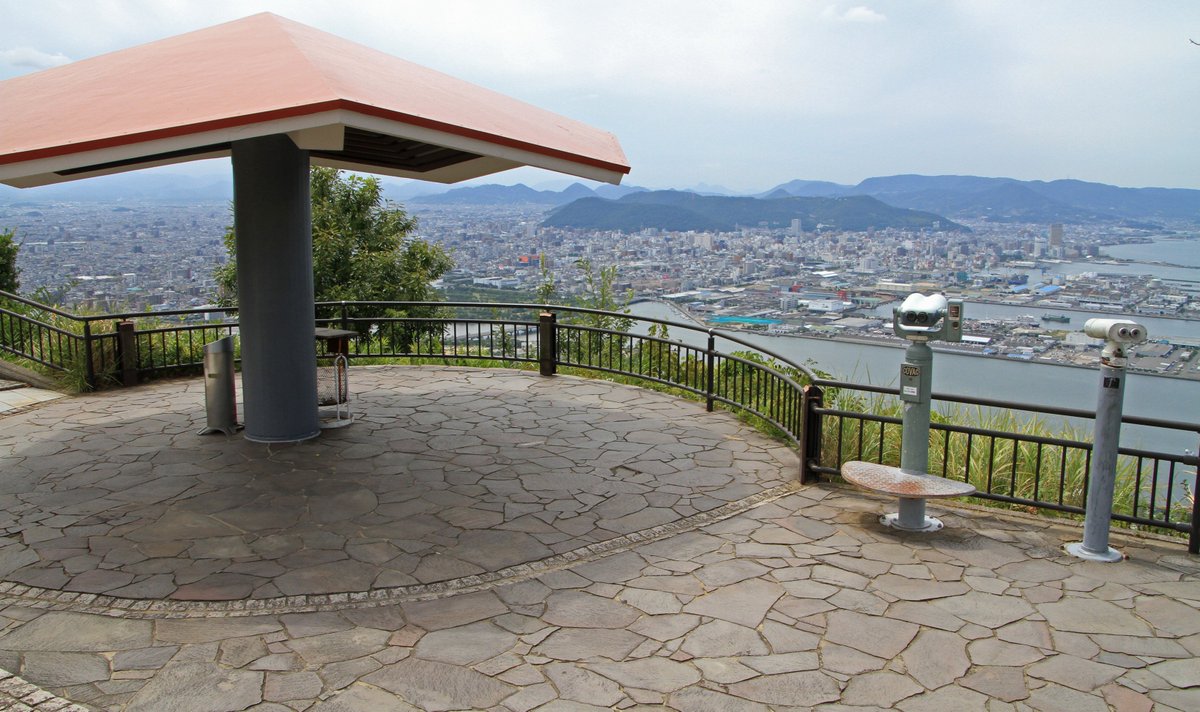 霊巌展望台にて。香川県を舞台にしたTVアニメ「うどんの国の金色毛鞠」のOPで登場するスポットがここ。全話観て、最終回は涙 霊巌展望台にて。香川県を舞台にしたTVアニメ「うどんの国の金色毛鞠」のOPで登場するスポットがここ。全話観て、最終回は涙