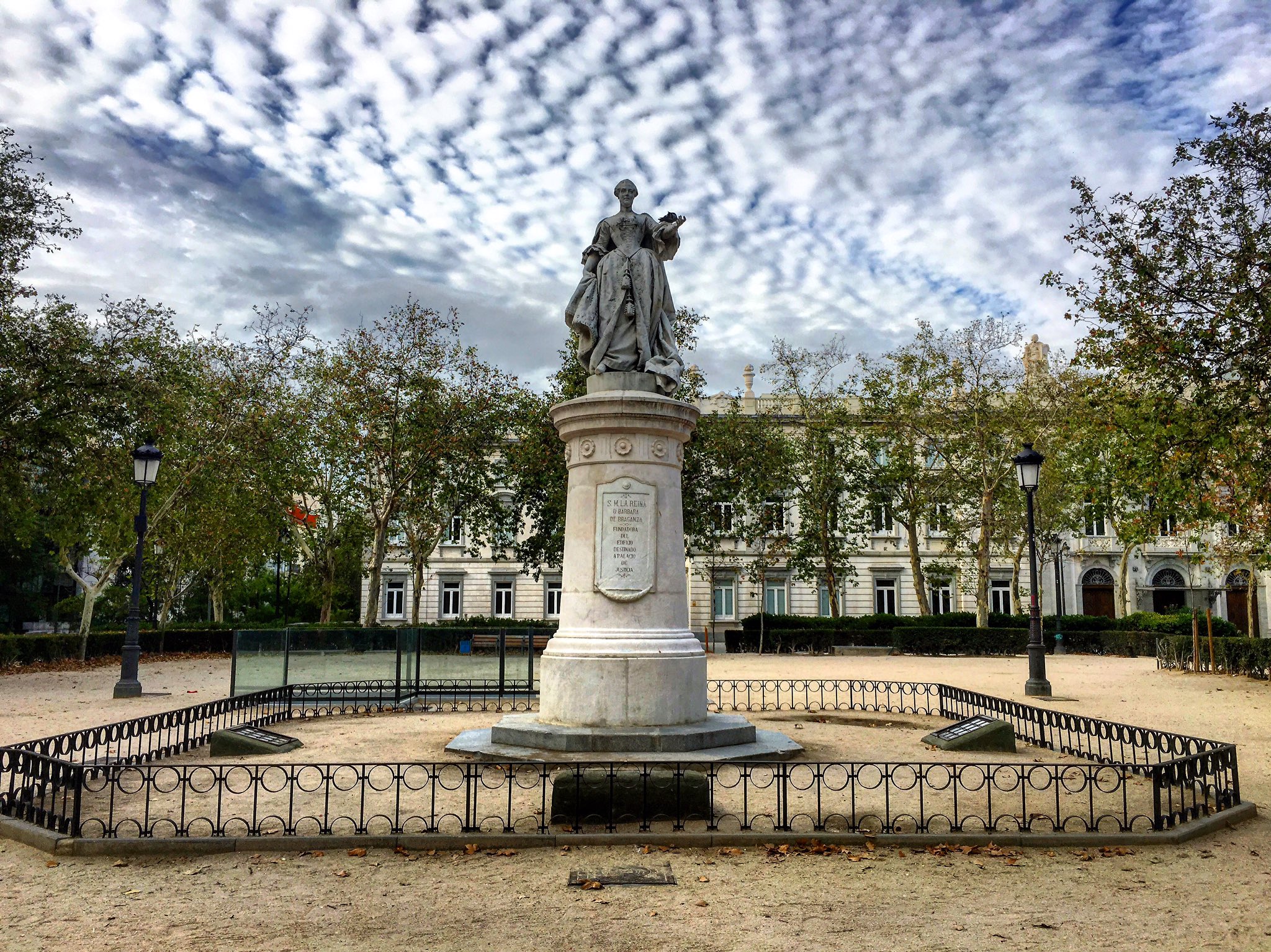 La Plaza de la Villa de París, un oasis en pleno #madrid, muy poco conocida, a primera hora del día luce así de bonita ¡Buenos días! https://t.co/7gJlk2YgXy