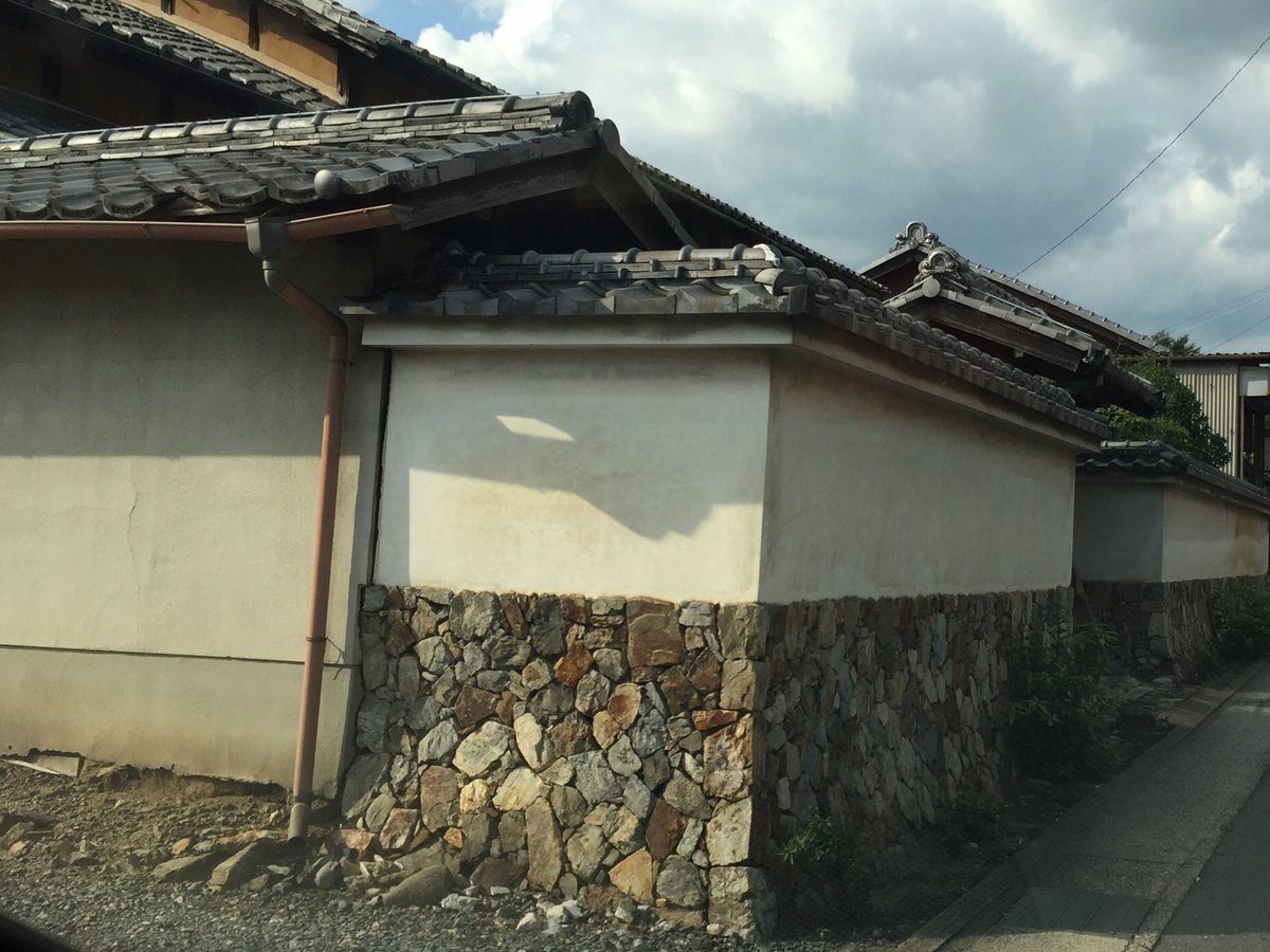 立派な瓦付きの塀をみると、今度は #銭形平次 を歌いだす #ダンナ w ♪ぜ〜〜にがぁとぉ〜ぶぅ〜〜♪(ゼニ飛ばすなよっ 立派な瓦付きの塀をみると、今度は #銭形平次 を歌いだす #ダンナ w ♪ぜ〜〜にがぁとぉ〜ぶぅ〜〜♪(ゼニ飛ばすなよっ