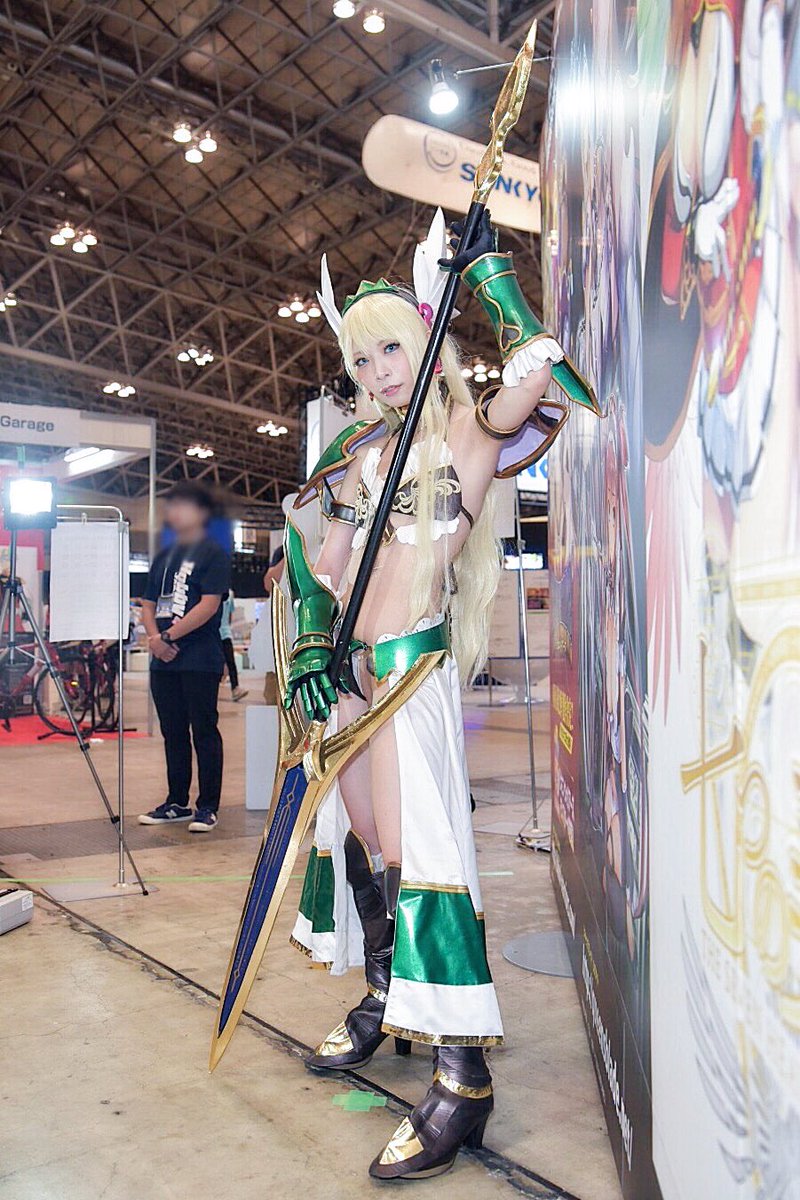 礼奈るみさん()=ホビージャパンブース。RPG風の世界を舞台にビキニアーマーを着た女戦士達の一行が冒険を繰り広げる「ビキ 礼奈るみさん()=ホビージャパンブース。RPG風の世界を舞台にビキニアーマーを着た女戦士達の一行が冒険を繰り広げる「ビキ