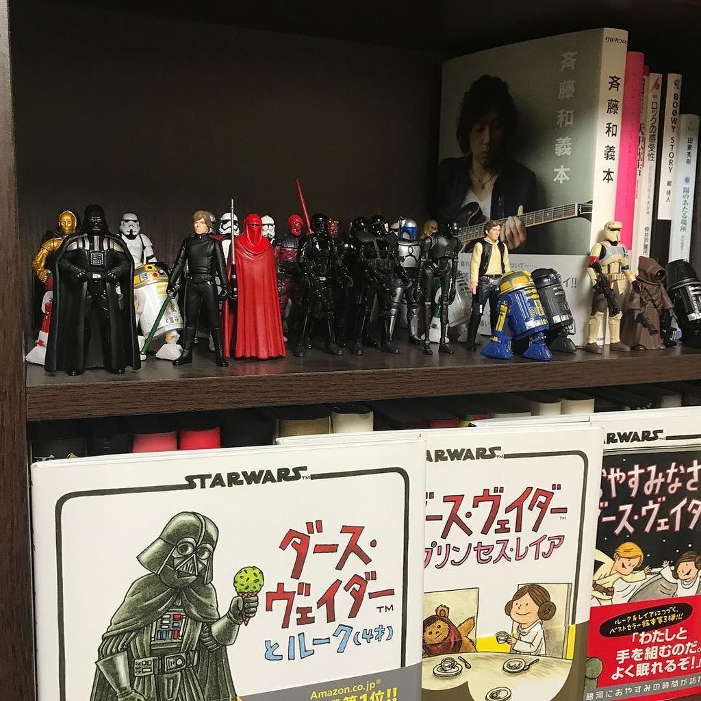 うぉ!大切な斉藤和義本が侵略されてる〜!😱… #ダンナ #スターウォーズ うぉ!大切な斉藤和義本が侵略されてる〜!😱… #ダンナ #スターウォーズ