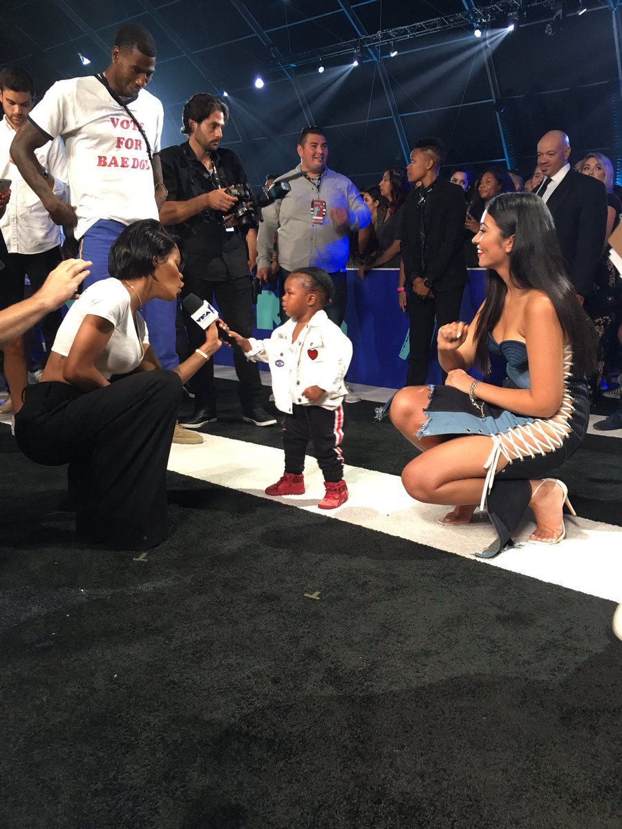 RT @GabrielleWilson: this is what happened after we gave @teyanataylor her #vma https://t.co/rdTAJr8CCI
